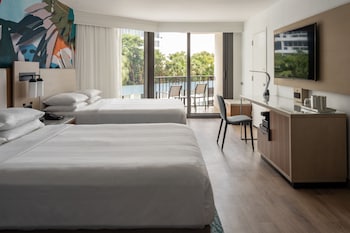 Room, 2 Queen Beds, Pool View (Mobility/Hearing Accessible, Tub)