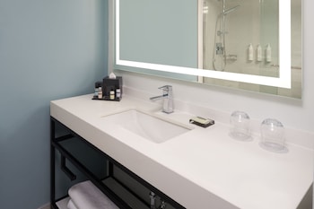 Room, 2 Queen Beds, Pool View (Mobility/Hearing Accessible, Tub)