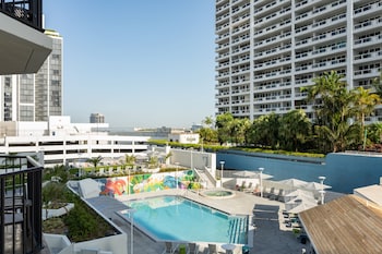 Room, 2 Queen Beds, Pool View (Mobility/Hearing Accessible, Tub)