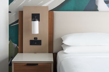 Room, 2 Queen Beds, Pool View (Mobility/Hearing Accessible, Tub)