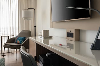 Room, 2 Queen Beds, Pool View (Mobility/Hearing Accessible, Tub)
