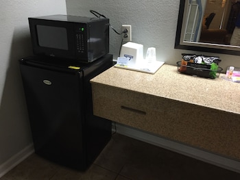 Room, 1 King Bed, Accessible, Smoking (Mobility, Tub w/ Grab Bars)