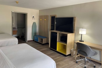 Room, 2 Queen Beds, Accessible, Smoking (Mobility, Tub w/ Grab Bars)