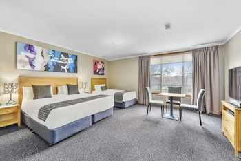 Deluxe Room, King Twin