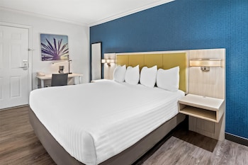 Suite, 1 King Bed, Jetted Tub, Courtyard Area