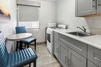 Standard Room, 1 King Bed, Kitchenette, Courtyard Area