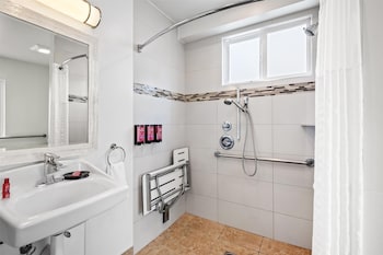 Standard Room, 1 Queen Bed, Accessible, Non Smoking