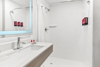 Suite, 1 King Bed, Jetted Tub, Courtyard Area