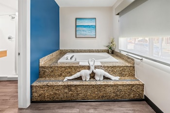 Suite, 1 King Bed, Jetted Tub, Courtyard Area