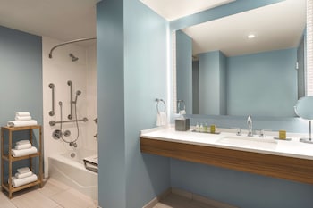 Room, 1 King Bed, Accessible, Bathtub