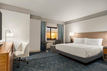 Room, 1 King Bed, Pool View (and Bay View)