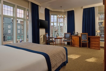 Junior Suite, 1 King Bed, Canal View