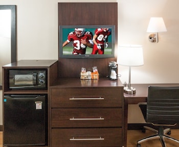 Premium Room, 1 King Bed, Accessible (Upgraded Bedding & Snack, Smoke Free)