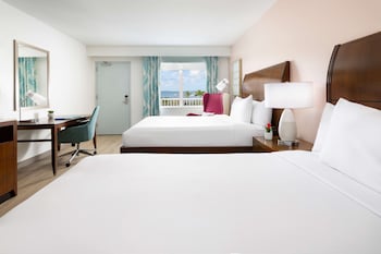 Deluxe Double Room, 2 Queen Beds (Drinks & Snacks)