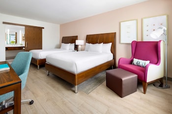 Deluxe Double Room, 2 Queen Beds (Drinks & Snacks)