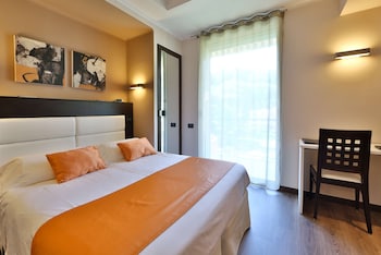 Standard Room, 1 Queen Bed, Balcony, Garden View