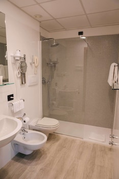 Superior Room, 1 Queen Bed, Non Smoking, Partial Sea View (Converts to 2 Twin Beds)