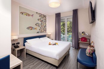 Standard Room, 1 Queen Bed, Balcony, Garden View