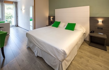 Standard Room, 1 Queen Bed, Balcony, Garden View