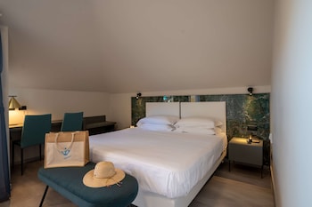 Suite, 1 Queen Bed, Balcony, Sea View (Living Room;with Single Sofabed)