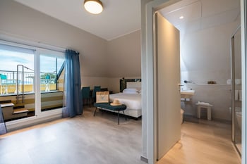 Suite, 1 Queen Bed, Balcony, Sea View (Living Room;with Single Sofabed)