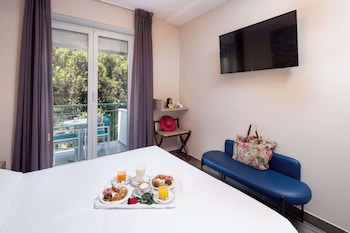 Standard Room, 1 Queen Bed, Balcony, Garden View