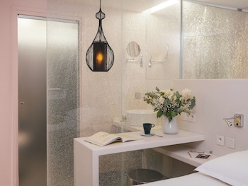 Double Room (Echo)
