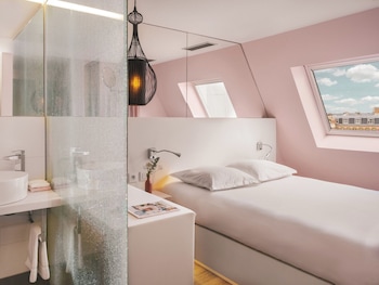 Double Room (Echo)