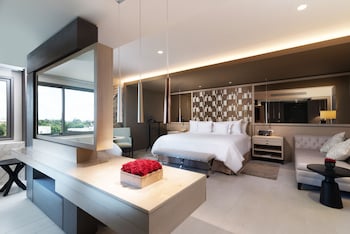Ambassador Royal Junior Suite