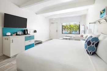 Deluxe Room, 1 King Bed, Pool View (Lifestyle) - Newly Renovated