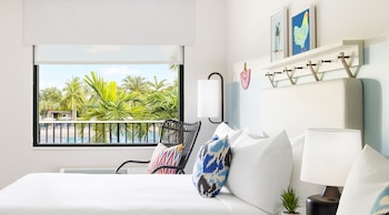 Double Queen with Pool View & Terrace - Newly Renovated