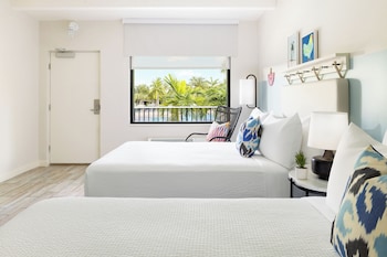 Double Queen with Pool View & Terrace - Newly Renovated