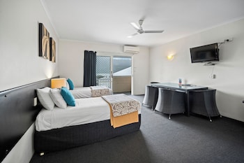 Queen Room with Single and Balcony and Bayview