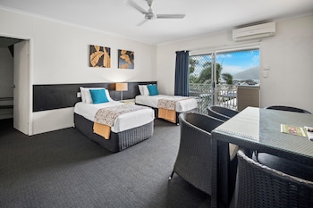 Queen Room with Single and Balcony and Bayview