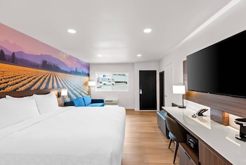 Standard Room, 1 King Bed, Non Smoking, Patio