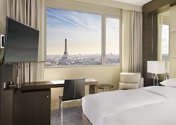 2 twin beds with Eiffel Tower View