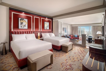 Newly Remodeled Luxury Room, 2 Queen Beds, City View