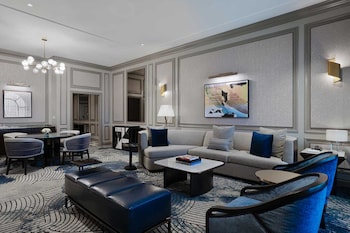 Newly Remodeled Grand One Bedroom King Suite City View