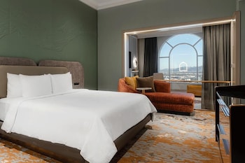 Newly Remodeled Grand King Suite City View