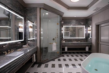 Newly Remodeled Grand One Bedroom King Suite City View