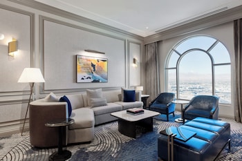 Newly Remodeled Grand One Bedroom King Suite City View