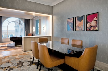 Grand Suite, 1 King Bed (Newly Remodeled, Prestige Club Lounge)