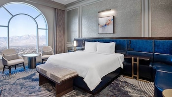 Newly Remodeled Grand One Bedroom King Suite City View