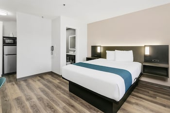 Deluxe Room, 1 Queen Bed, Non Smoking, Refrigerator & Microwave