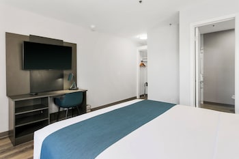 Deluxe Room, 1 Queen Bed, Non Smoking, Refrigerator & Microwave