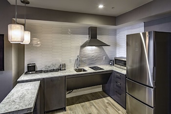 Suite, 1 King Bed, Kitchen
