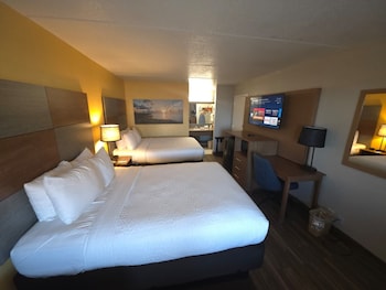 Standard Room, 2 Queen Beds, Partial Ocean View