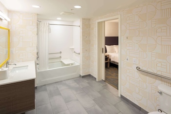 Studio Suite, 1 King Bed, Accessible, Bathtub