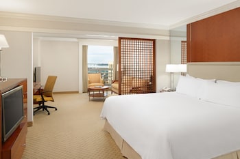 1 King, Junior Suite, No Resort Fees -(Mobility Accessible, Roll-in Shower)