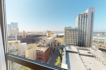 Room, 1 King Bed, City View